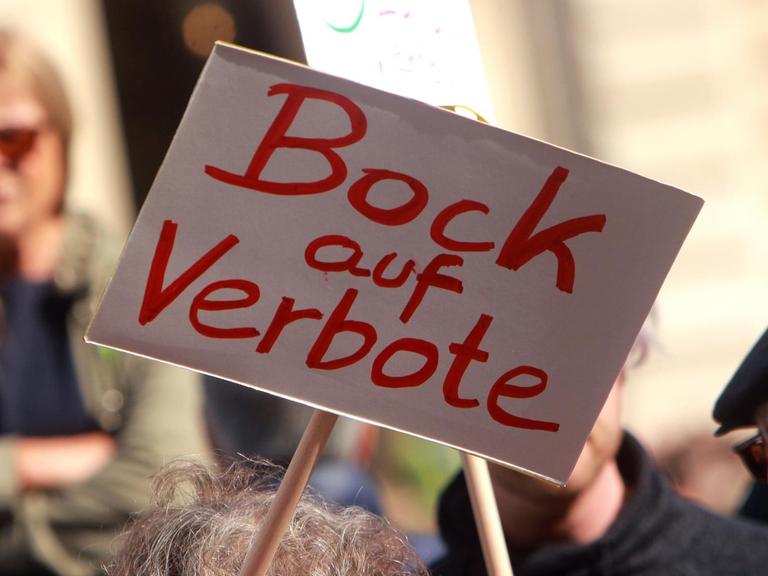 Bei einer Klimademostration auf dem Frankfurter Opernplatz wird ein Schild mit der roten Aufschrift "Bock auf Verbote" hochgehalten.