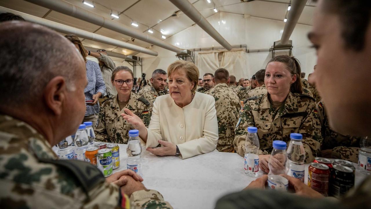02.05.2019, Mali, Gao: Bundeskanzlerin Angela Merkel (CDU) spricht mit Bundeswehrsoldaten des deutschen Einsatzkontingents MINUSMA.