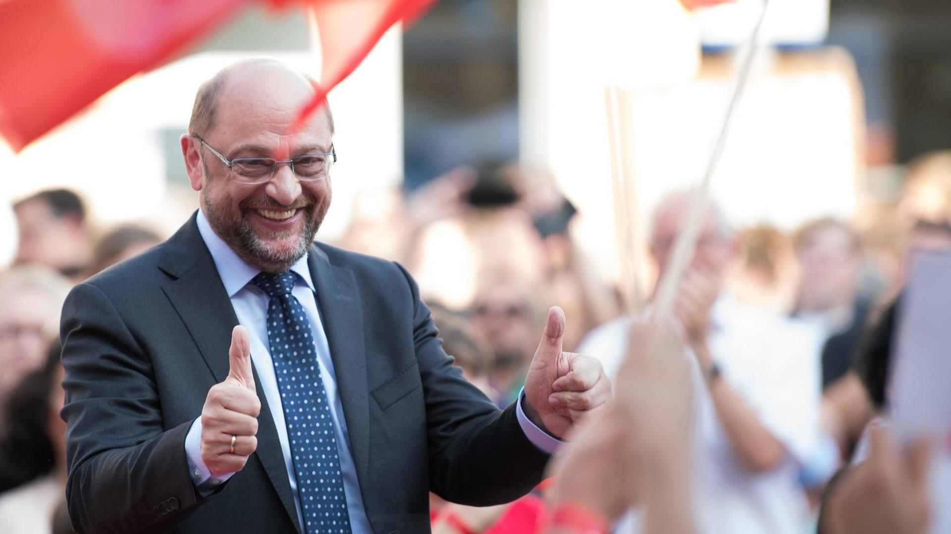 SPD-Kanzlerkandidat Martin Schulz gestikuliert am 23.08.2017 bei einem Wahlkampfauftritt in Göttingen (Niedersachsen).