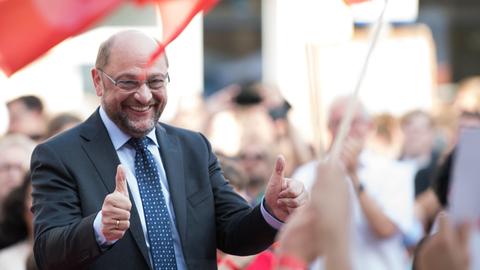SPD-Kanzlerkandidat Martin Schulz gestikuliert am 23.08.2017 bei einem Wahlkampfauftritt in Göttingen (Niedersachsen).