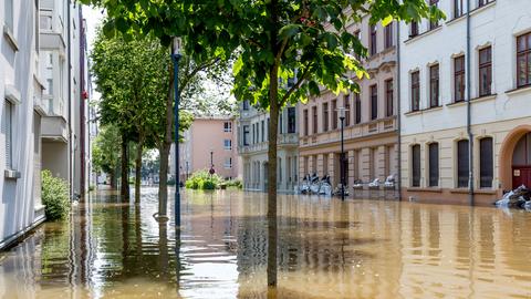 Eine überflutete Straße am 08.06.2013 in Magdeburg (Sachsen-Anhalt).