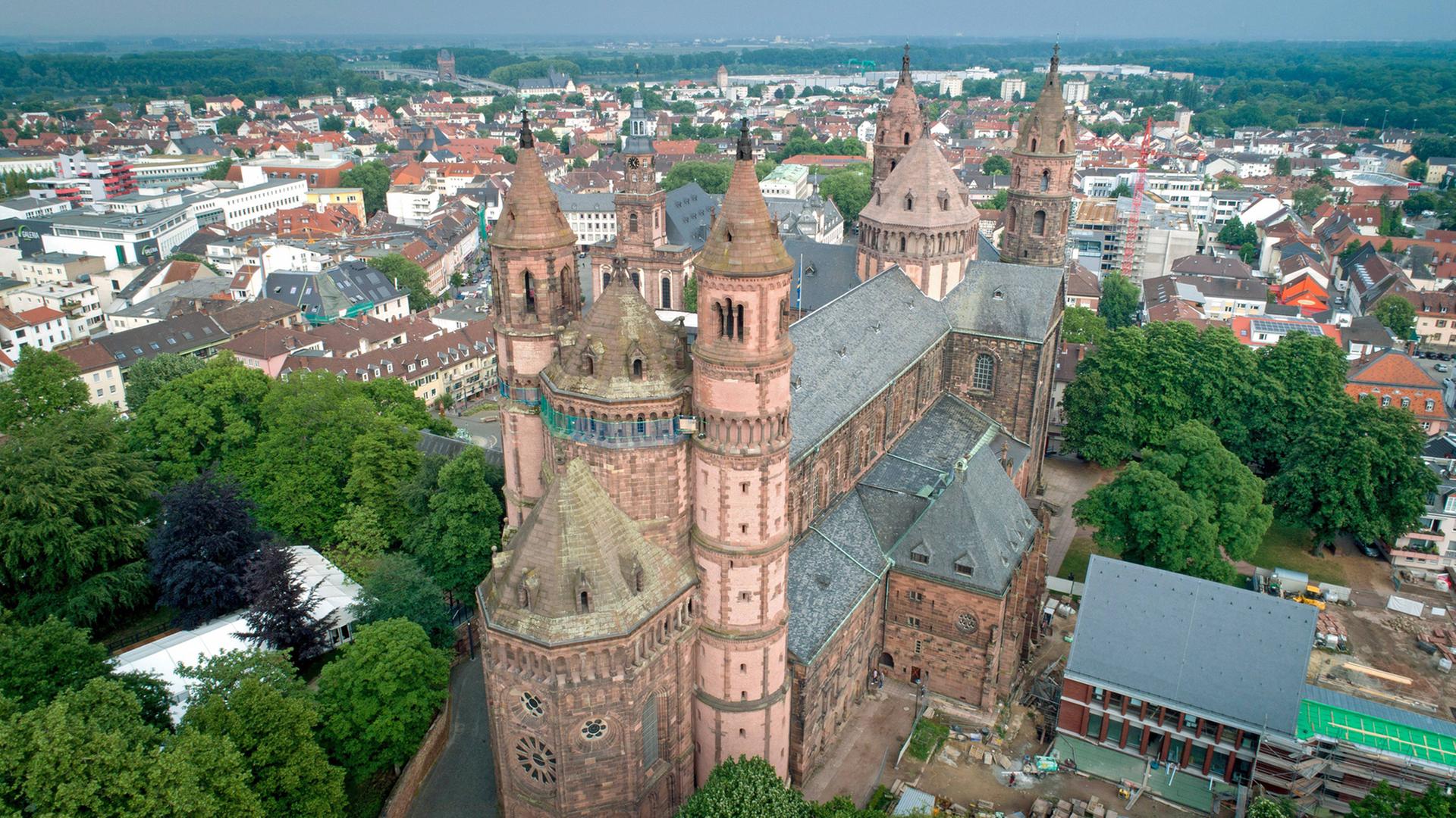 Luftaufnahme des Doms St. Peter zu Worms: Als einer der Kaiserdome am Rhein - die beiden anderen stehen in Mainz und Speyer - gilt der Wormser Dom als Meisterstück mittelalterlicher Baukunst.