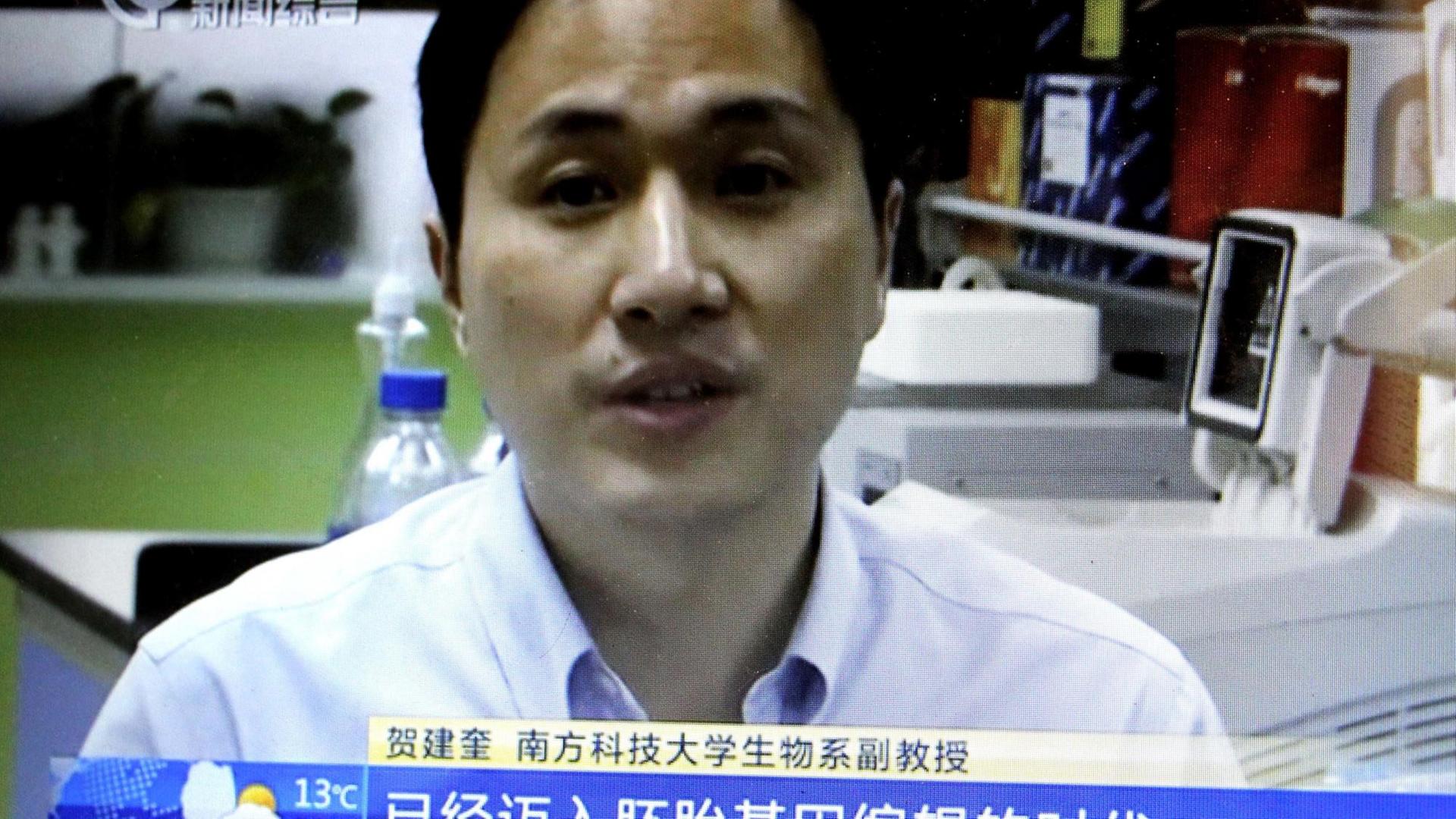 He Jiankui, Associate Professor im Fachbereich Biologie an der Southern University of Science and Technology in Shenzhen City (China), während eines TV-Interviews. Jiankui leitete ein Projekt, das die ersten genetisch veränderten Babys hervorbrachte - die Zwillinge Nana und Lulu sollen gegen HIV immun sein.