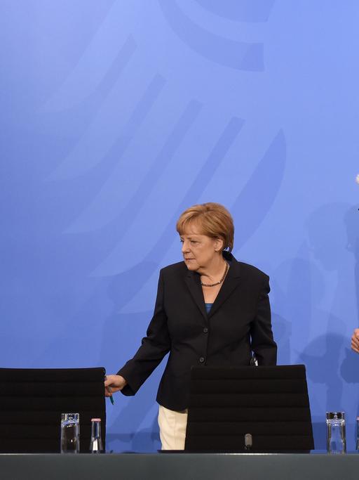 Bundeskanzlerin Angela Merkel steht neben Winfried Kretschmann, Ministerpräsident von Baden-Württemberg