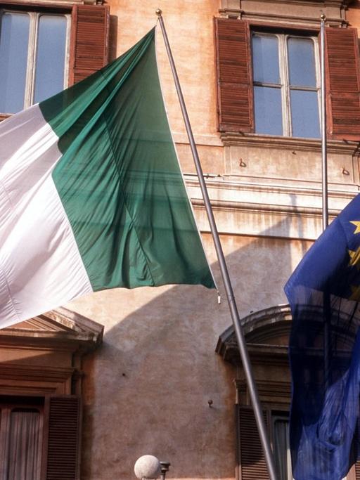 Die italienische (l) und die EU-Flagge wehen 2001 am Palazzo di Montecitorio, dem Sitz des italienischen Parlaments in Rom.