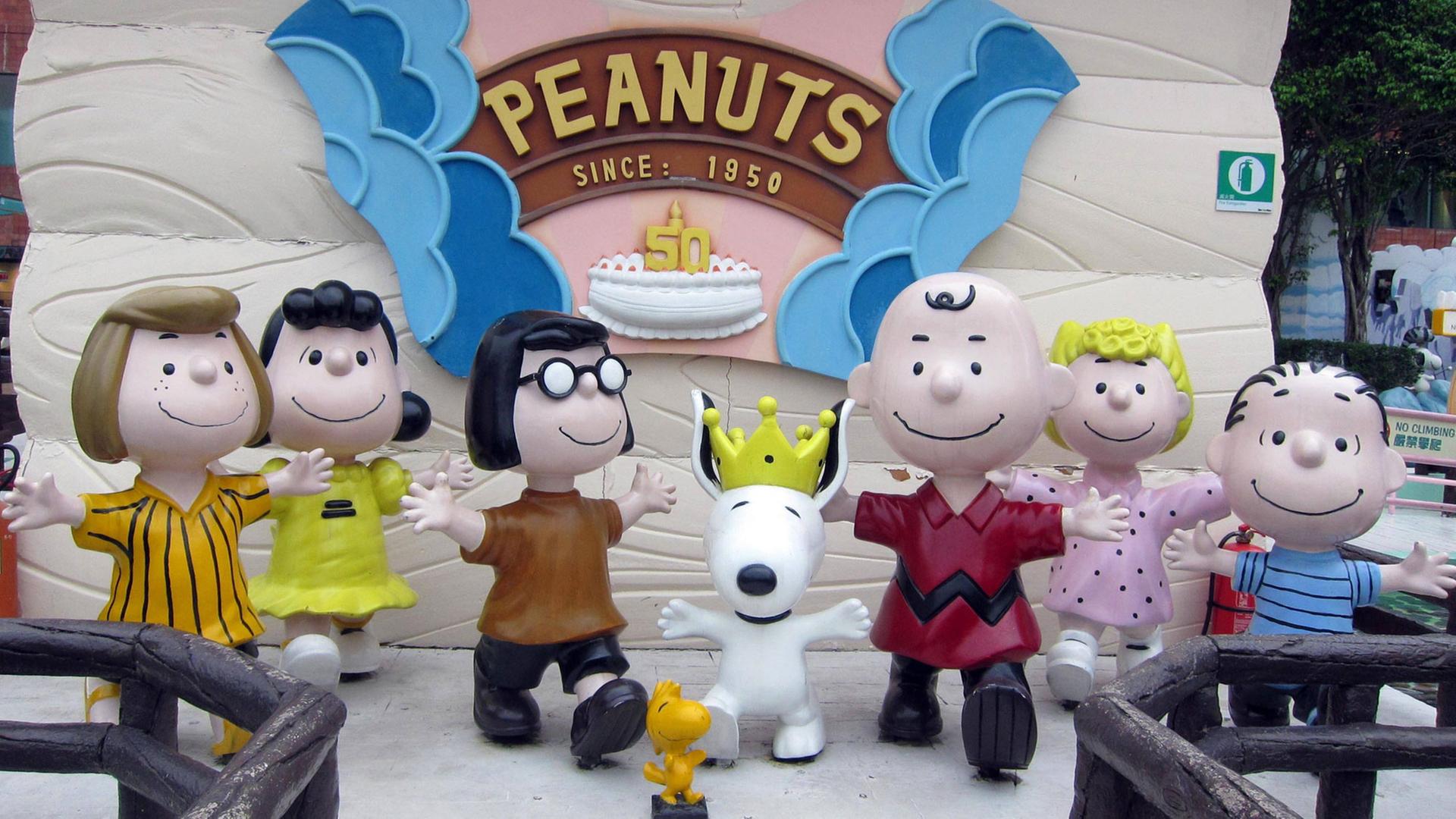 Die Figuren aus dem Comic Peanuts im Freizeitpark "Snoopys World" in Hong Kong: Der Hund Snoopy ist in der Mitte