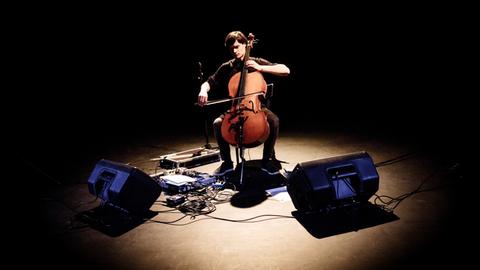 Der österreichische Cellist und Klanggestalter Lukas Lauermann.