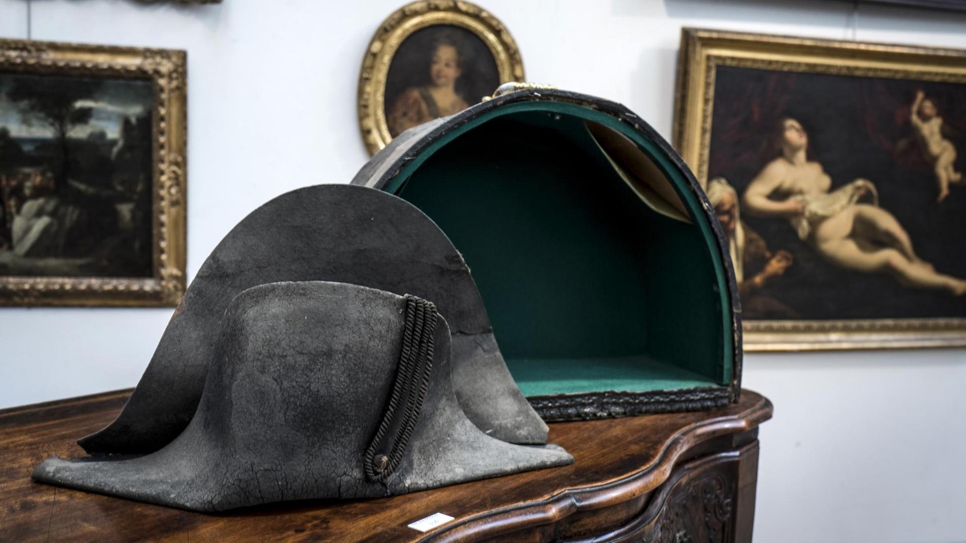 Ein Zweispitz, der Napoleon Bonaparte gehört haben soll, in einem Auktionshaus in Lyon (2018). Ein Zweispitz, der Napoleon Bonaparte gehört haben soll, in einem Auktionshaus in Lyon (2018).