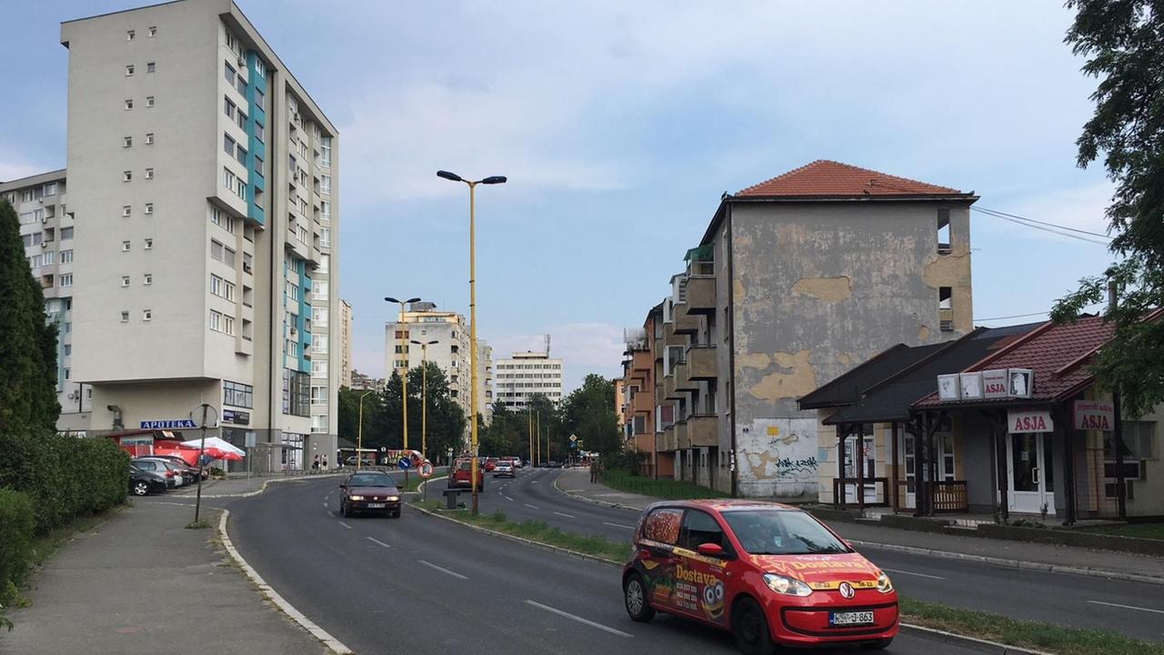 Im Revier von Taxifahrer Edin in Tuzla: Für umgerechnet 75 Eurocent fährt Edin die Kundschaft auf den zwei Talstraßen im Zentrum bis zu acht Kilometer weit.
