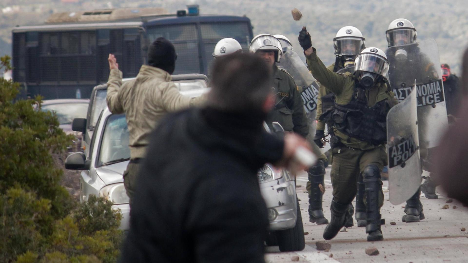 Gewalt bei Zusammenstößen zwischen Protestierenden und Polizisten in der Nähe von Karava auf Lesbos. Hier soll ein neues Flüchtlingslager entstehen.