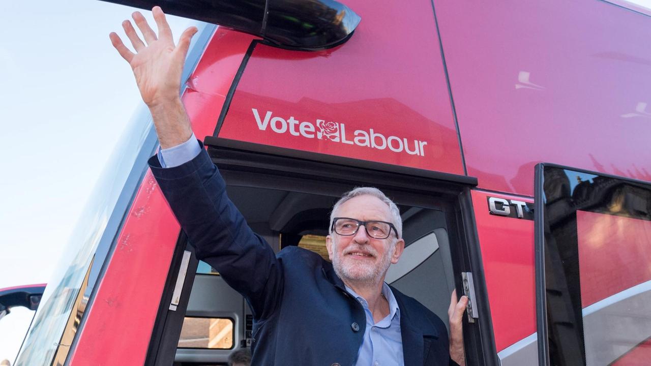 Jeremy Corbyn, Vorsitzender der britischen Labour Party, steigt auf seiner Wahlkampftour aus einem Bus
