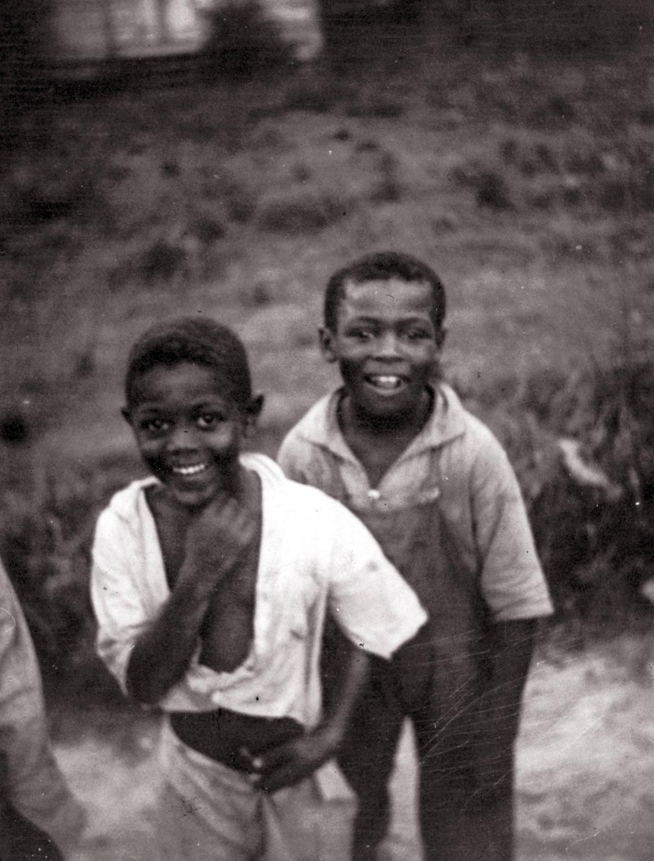 Fotoabzug einer Aufname von afroamerikanischen Kindern, die in False River Louisiana, fotografiert von Alan Lomax