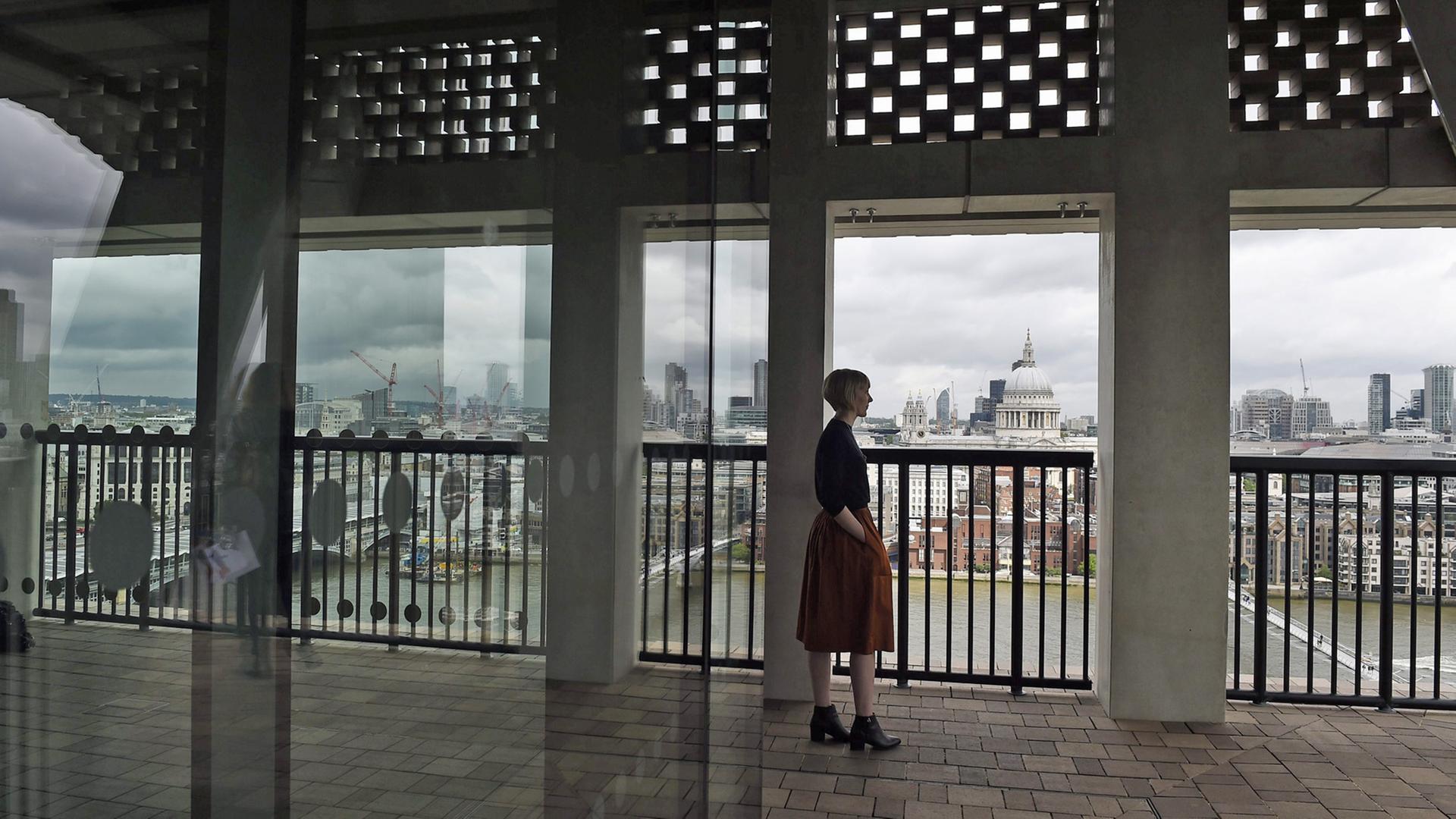 Terrasse im obersten Stock des neu eröffneten Erweiterungsbaus der Londoner Tate Modern von Herzog & de Meuron: Der Besucher sieht von hier aus unter anderem die St. Paul's Cathedral.