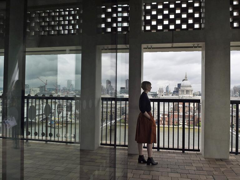 Terrasse im obersten Stock des neu eröffneten Erweiterungsbaus der Londoner Tate Modern von Herzog & de Meuron: Der Besucher sieht von hier aus unter anderem die St. Paul's Cathedral.