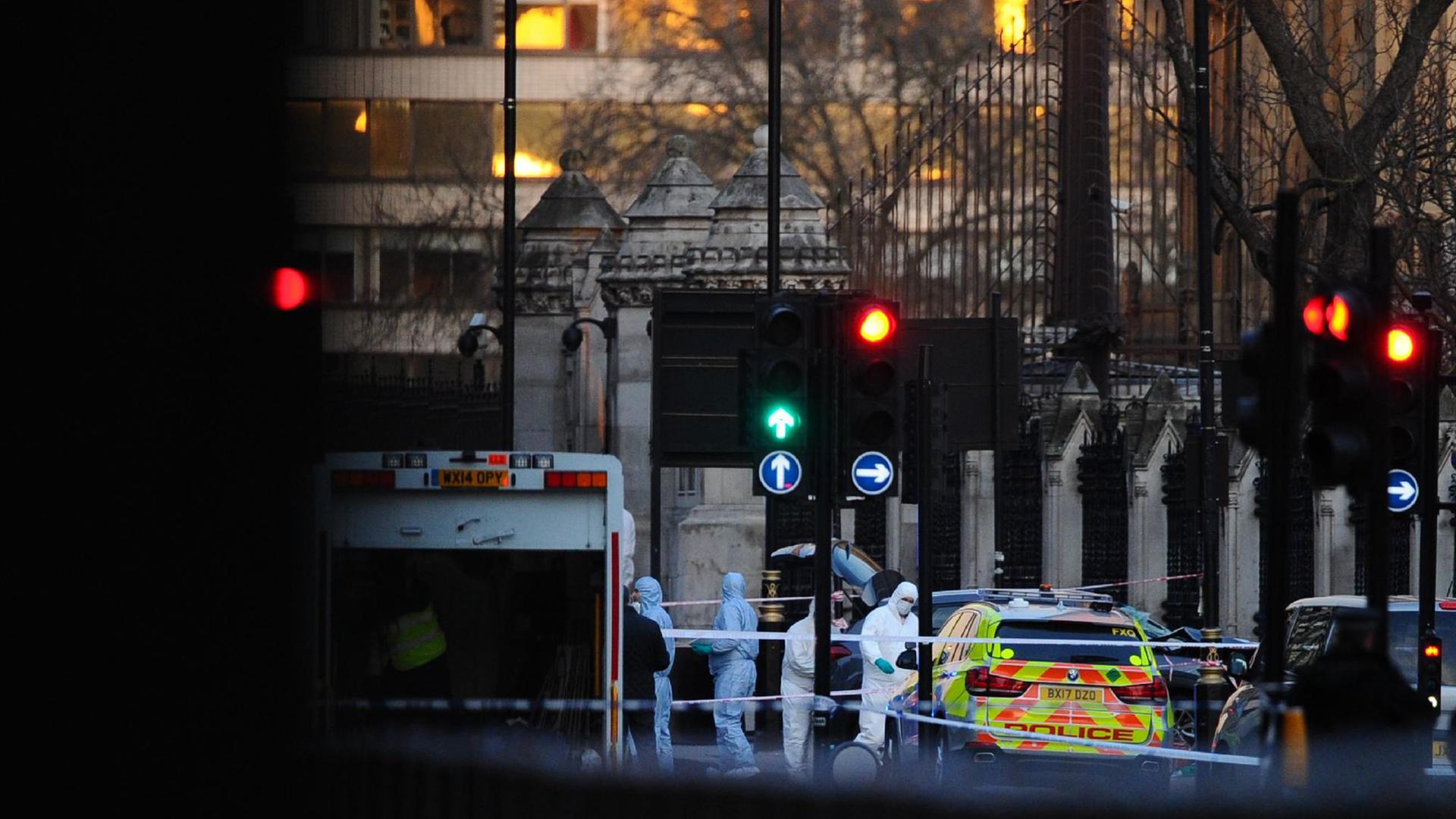 Sicherheitskräfte und Forensiker am Parlament in London nach dem Anschlag.