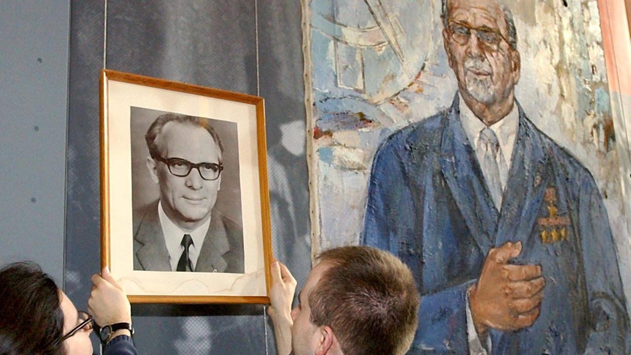 Ein Foto von Erich Honecker (l.) neben einem Gemälde von Walter Ulbricht.