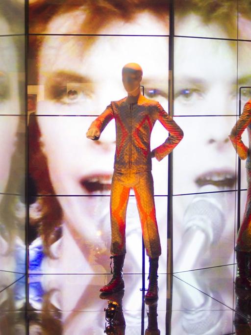 Blick in die David-Bowie-Ausstellung im Londoner Victoria & Albert Museum