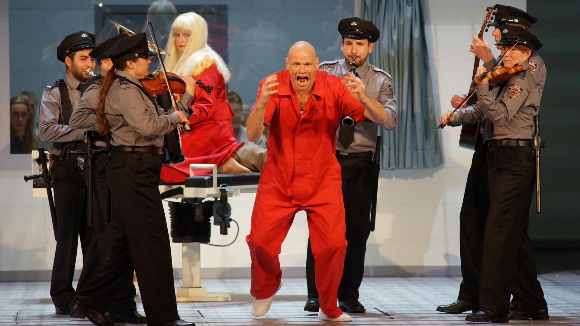 Bo Skovhus als Wozzeck und Chor der Deutschen Oper am Rhein