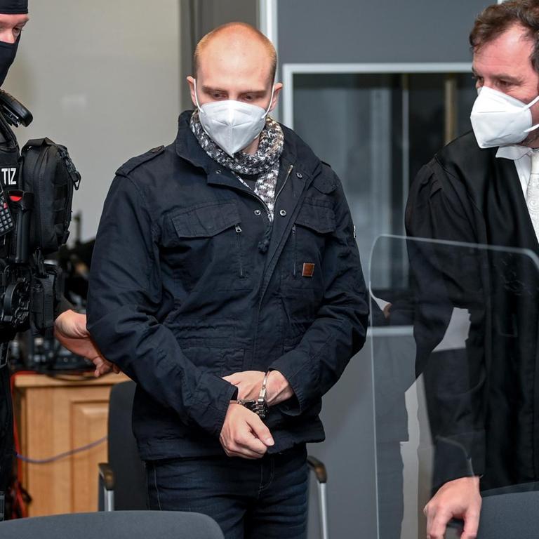 Der Angeklagte Stephan B. (Mitte) wird von Justizpersonal in den Saal des Landgerichts begleitet und nimmt neben seinem Verteidiger Thomas Rutkowski (rechts) Platz.