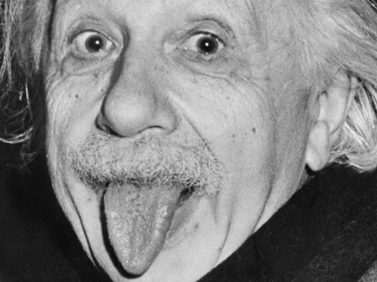 Auf diesem berühmten Foto zu seinem 72. Geburtstag am 14.3.1951 steckt Albert Einstein den Fotografen die Zunge heraus.