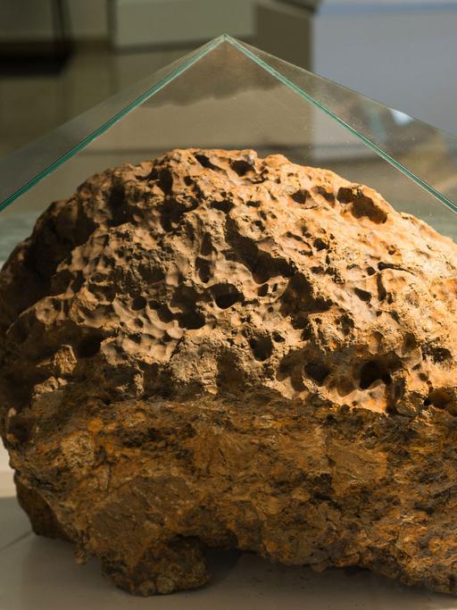 Ein 600 Kilogramm schweres Fragment des im Februar 2013 in der Nähe der russischen Stadt Tscheljabinsk eingeschlagenen Meteoriten liegt in einer Vitrine im Tscheljabinsker Museum für Regionalgeschichte.