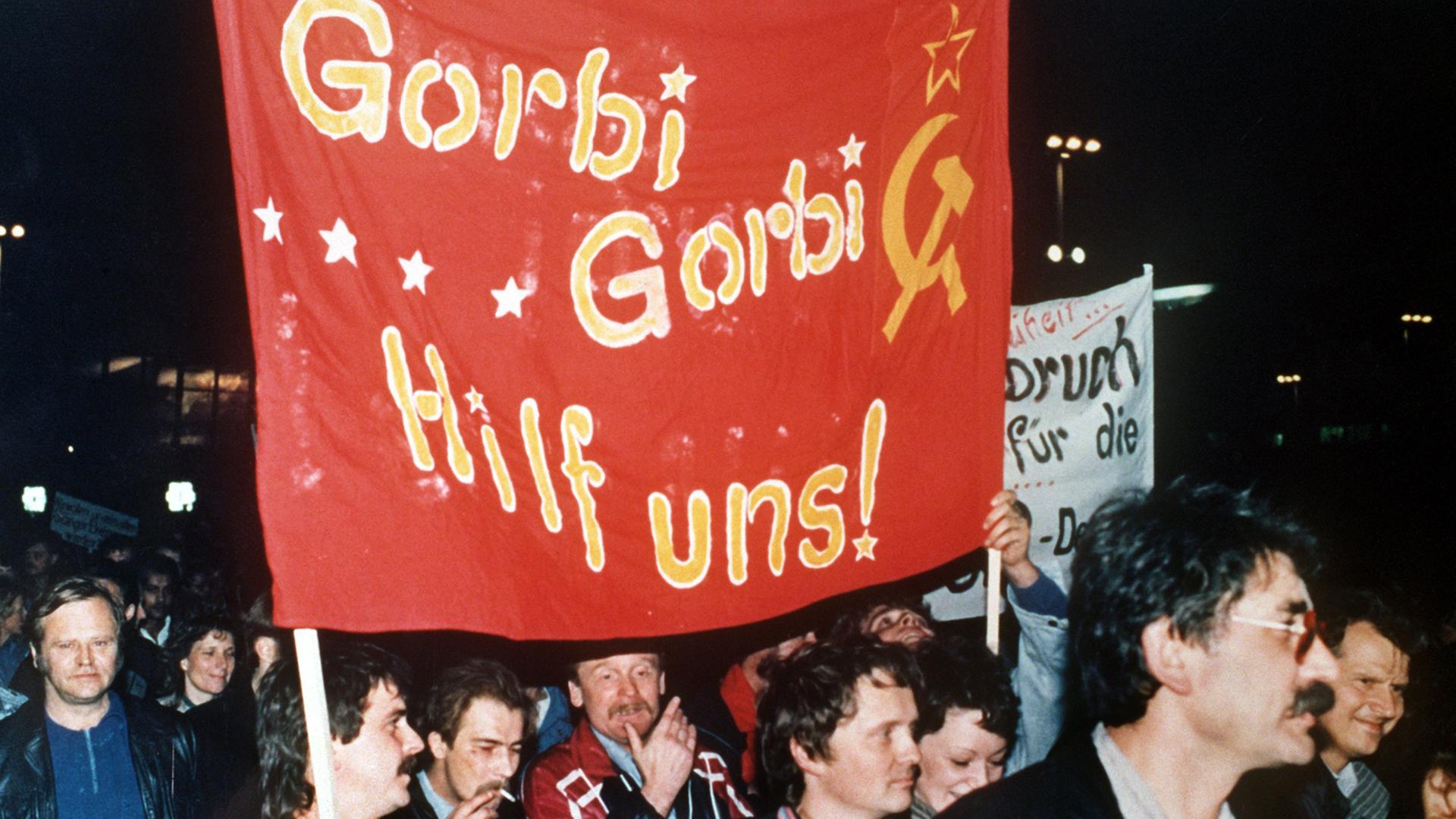 Demonstranten mit einem roten Transparent auf dem "Gorbi Gorbi Hilf uns!"
