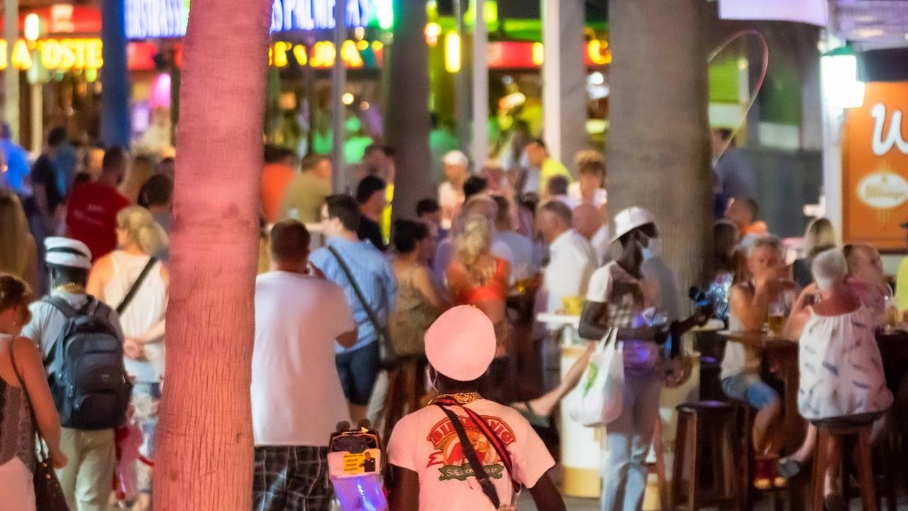 Nachtleben an der Playa de Palma auf der Insel Mallorca: Touristen ohne Sicherheitsabstand und Mund-Nase-Schutz im Juni 2020.