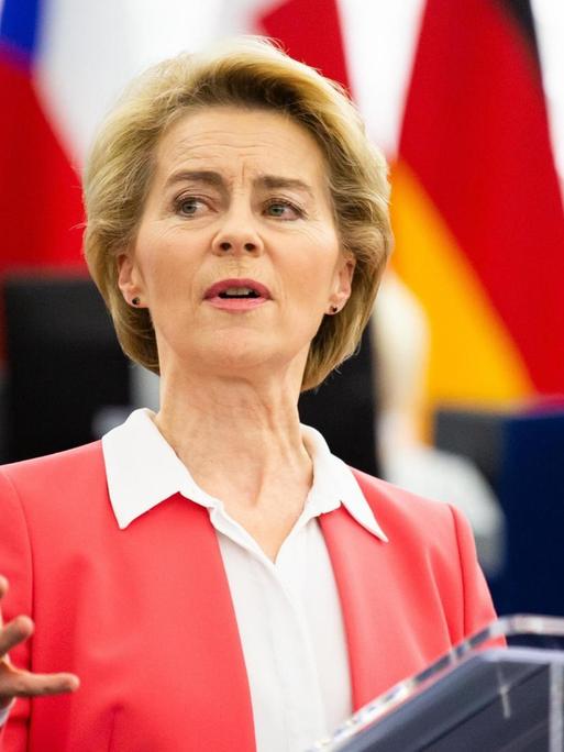 Die neue EU-Kommissionschefin Ursula von der Leyen hält eine Rede vor dem EU-Parlament in Straßburg.