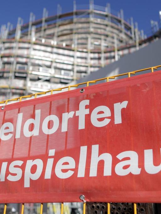 Das Schauspielhaus in Düsseldorf mit einem roten Banner