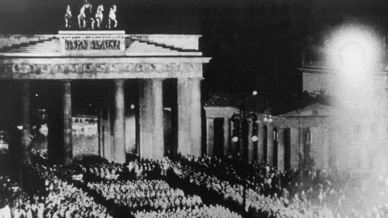 Für einen NS-Film nachgestellte Szene des Fackelzugs der SA durch das Brandenburger Tor, mit dem die Nationalsozialisten am 30.01.1933 die Machtübernahme feierten (Archivbild vom Sommer 1933).