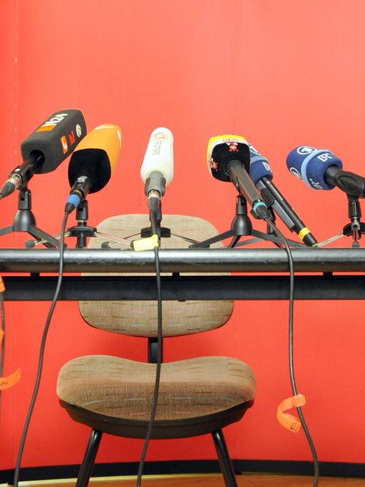 Mikrofone von Medienanstalten stehen auf einem Tisch 