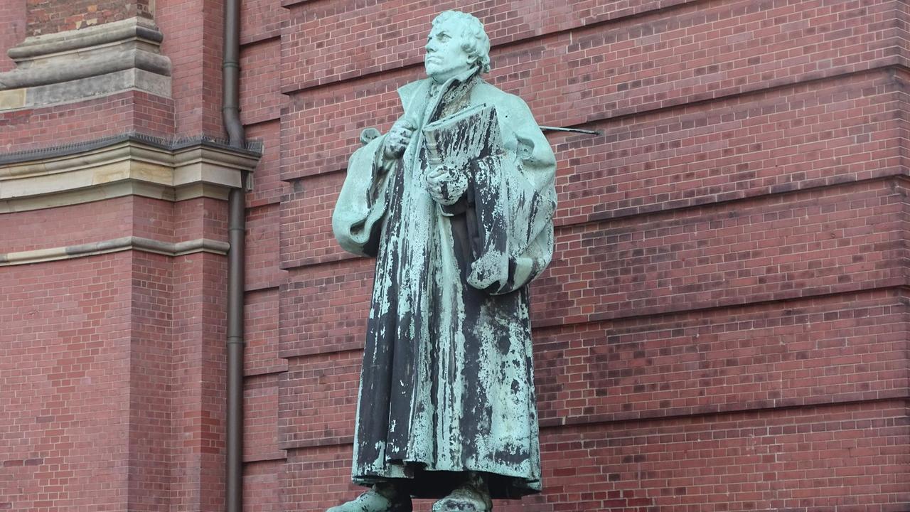 Die Luther-Statue an St. Michel in Hamburg