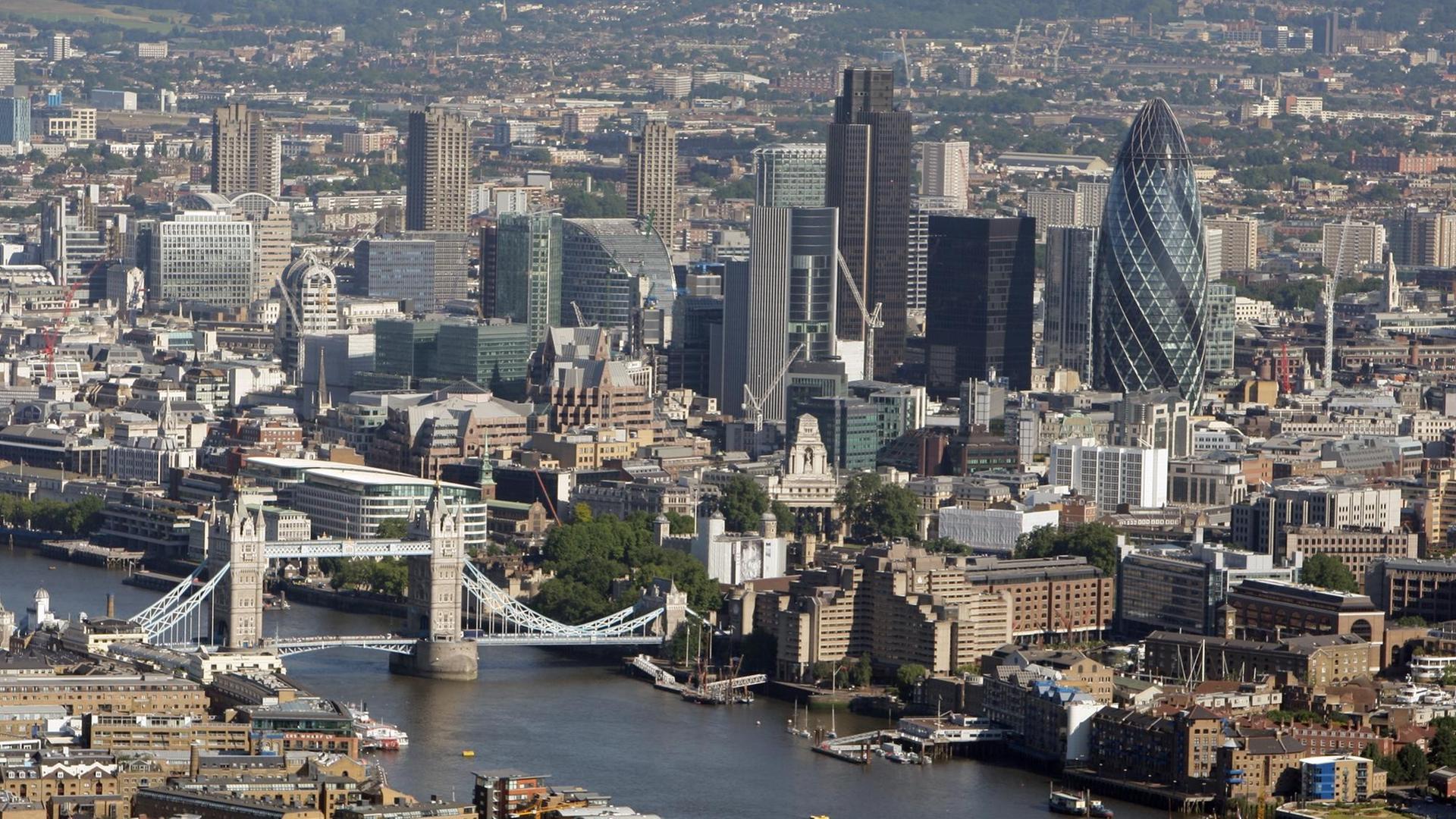 Die Luftaufnahme von London zeigt unter anderem die Tower Bridge, den Finanzdistrikt und die Themse.