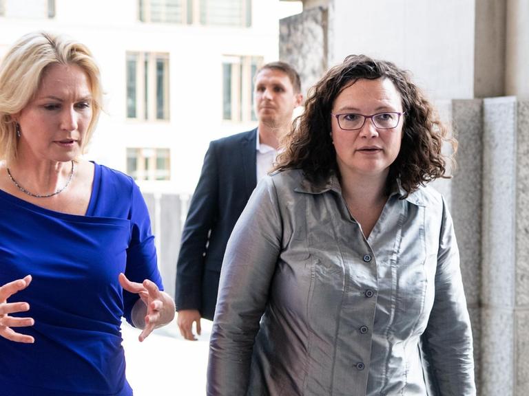 Andrea Nahles (r) ist als SPD-Vorsitzende zurückgetreten. Manuela Schwesig (l) gehört zur Übergangsführung.