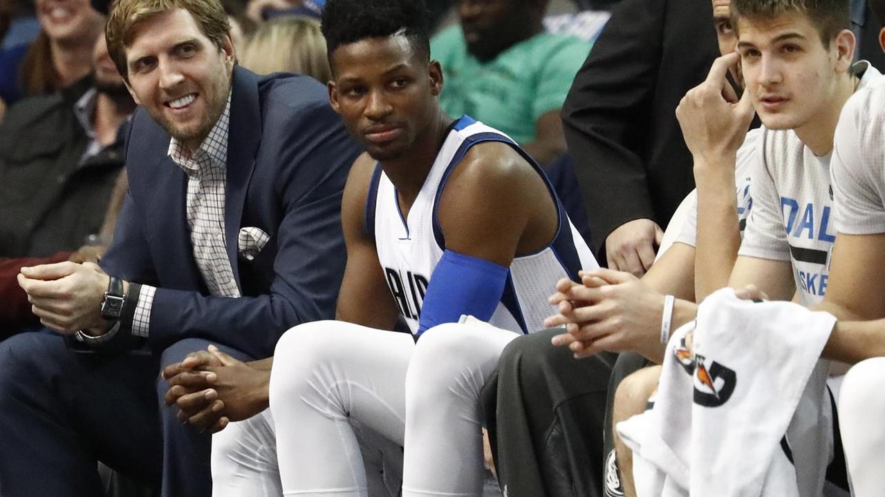 Zum Zuschauen verdammt: Die Dallas Mavericks vermissen ihren verletzten Dirk Nowitzki gerade schmerzlich.