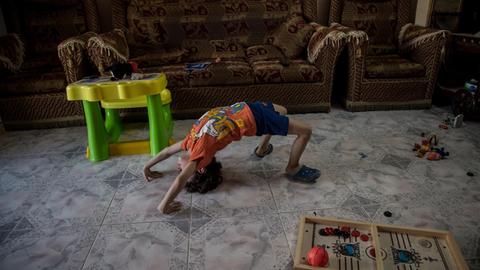 Der vierjährige Youssef spielt auf dem Boden. Seit mehr als drei Monaten sind Schulen, Sportvereine, Vergnügungsparks und Gärten in Ägypten wegen der Corona-Pandemie geschlossen. Viele Kinder in Isolation versuchen die Zeit totzuschlagen.