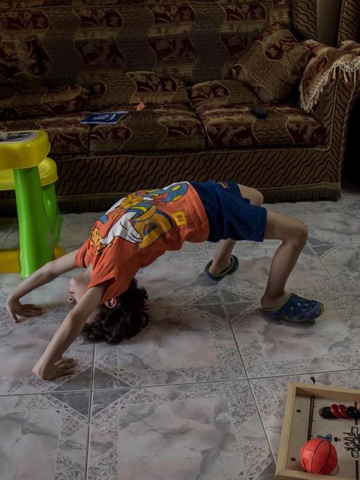 Der vierjährige Youssef spielt auf dem Boden. Seit mehr als drei Monaten sind Schulen, Sportvereine, Vergnügungsparks und Gärten in Ägypten wegen der Corona-Pandemie geschlossen. Viele Kinder in Isolation versuchen die Zeit totzuschlagen.