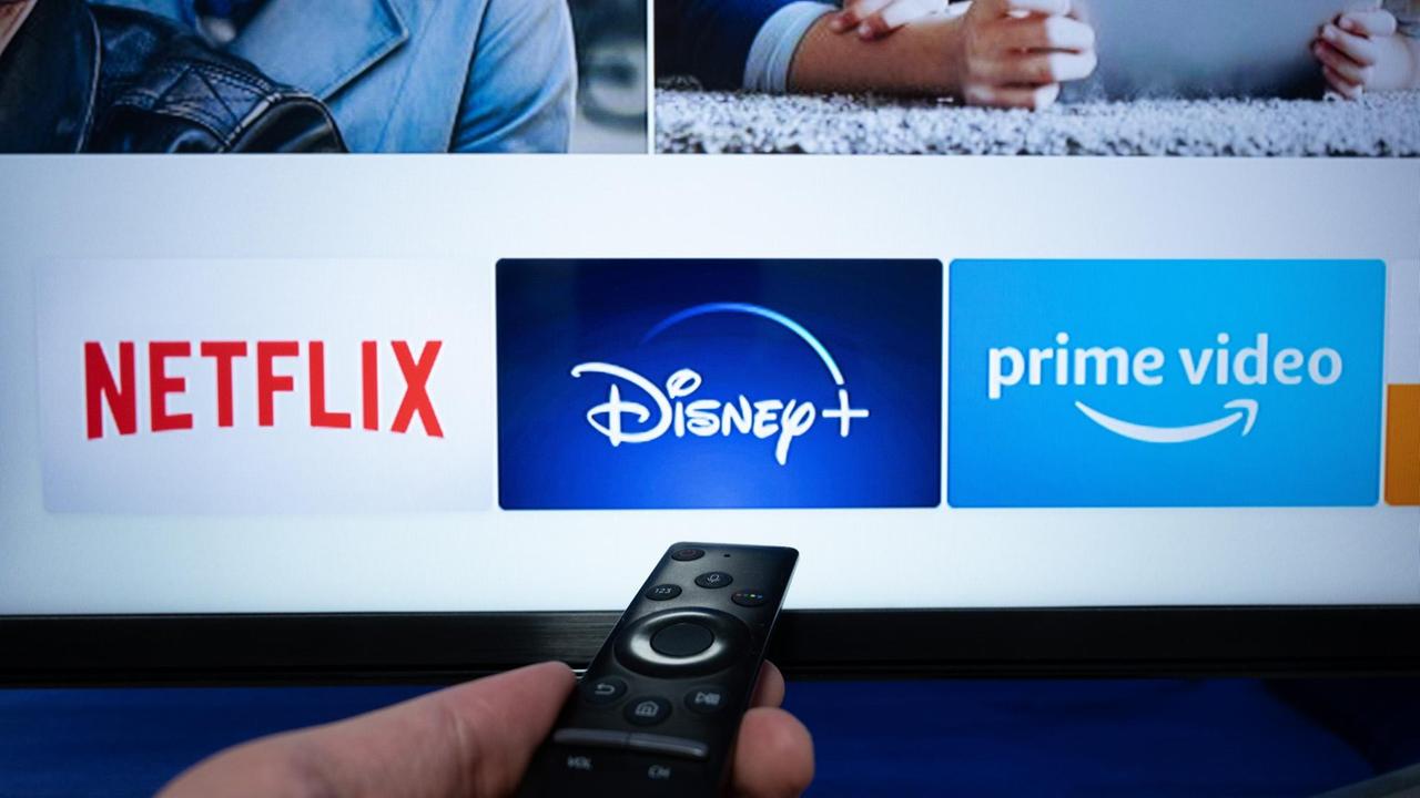 Die Logos der Streaminganbieter Netflix, Disney+ und Amazon Prime Video sind auf einem Fernseher zu sehen. | Verwendung weltweit