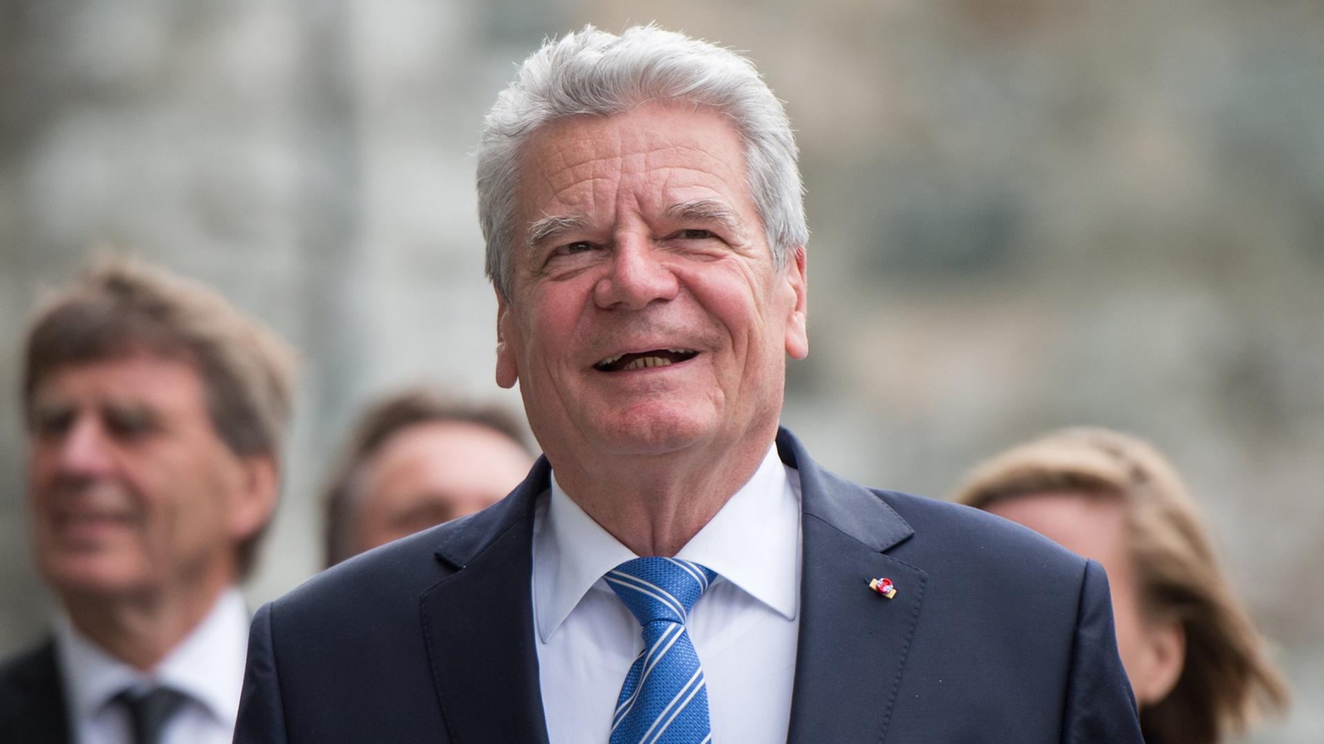Bundespräsident Joachim Gauck geht am 13.06.2014 in Trondheim zum Nidarosdom