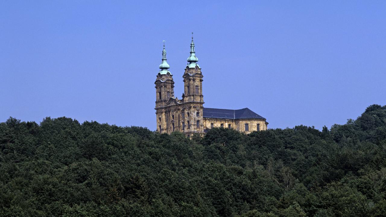 Die Klosterkirche von Vierzehnheiligen thront über dem sie umgebenden Wald.