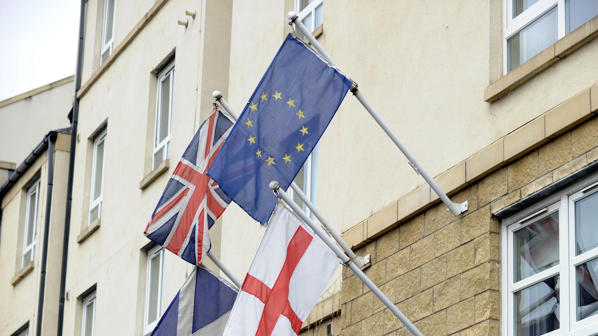 Die Fahnen Schottlands, Englands, des Vereinigten Königreichs und der EU an einem Gebäude in Edinburgh.