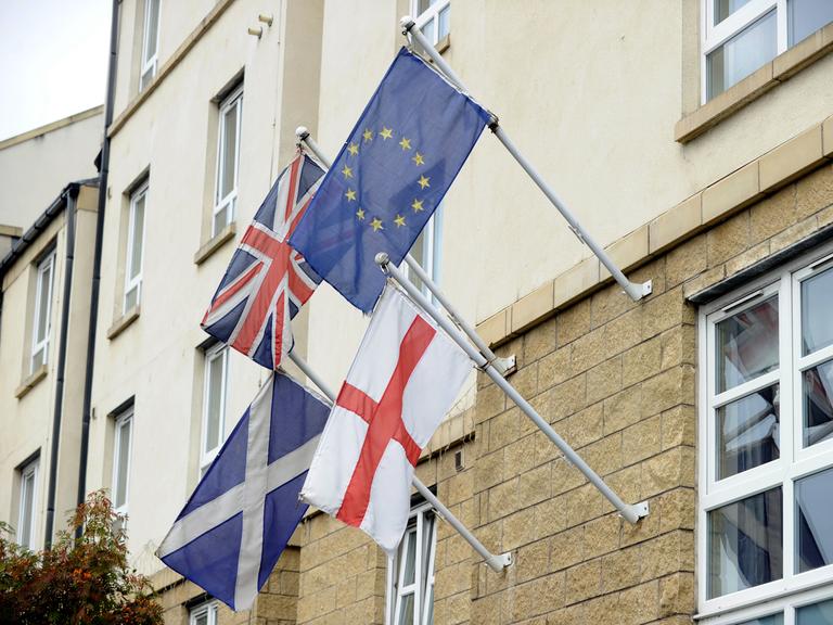 Die Fahnen Schottlands, Englands, des Vereinigten Königreichs und der EU an einem Gebäude in Edinburgh.
