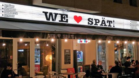 Leuchtschrift mit "We love Späti" über einem Laden
