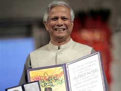 Der Friedensnobelpreisträger 2006 Mohammed Yunus präsentiert seine Medaille und Urkunde in Oslo.