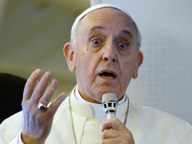 Papst Franziskus gibt eine Pressekonferenz im Flugzeug auf dem Rückweg von seiner Reise nach Südkorea.