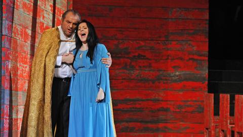 Das Ensemble der Sächsischen Staatsoper mit Zeljko Lucic (l) in der Titelrolle und Maria Agresta als Amelia (r) auf der Bühne der Semperoper Guiseppe Verdis "Simon Boccanegra".