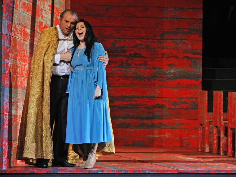 Das Ensemble der Sächsischen Staatsoper mit Zeljko Lucic (l) in der Titelrolle und Maria Agresta als Amelia (r) auf der Bühne der Semperoper Guiseppe Verdis "Simon Boccanegra". Das Ensemble der Sächsischen Staatsoper mit Zeljko Lucic (l) in der Titelrolle und Maria Agresta als Amelia (r) auf der Bühne der Semperoper Guiseppe Verdis "Simon Boccanegra".