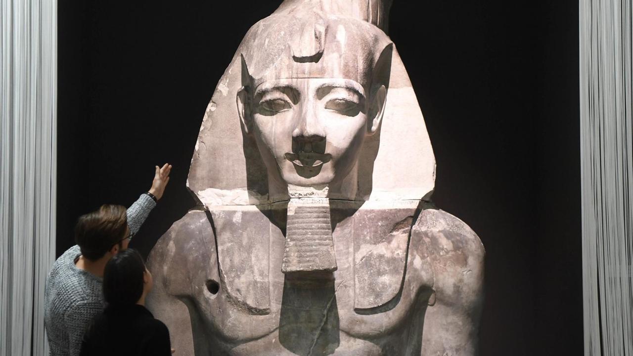 Im Badischen Landesmuseum Karlsruhe (Baden-Württemberg) im Schloss Karlsruhe wird ein knapp drei Meter hoher Gipsabguss einer monumentalen Büste Ramses II. gezeigt.