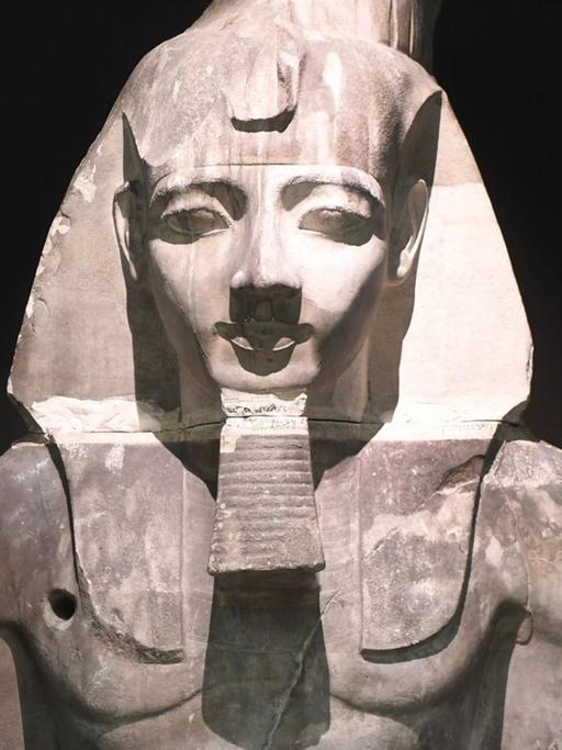 Im Badischen Landesmuseum Karlsruhe (Baden-Württemberg) im Schloss Karlsruhe wird ein knapp drei Meter hoher Gipsabguss einer monumentalen Büste Ramses II. gezeigt.