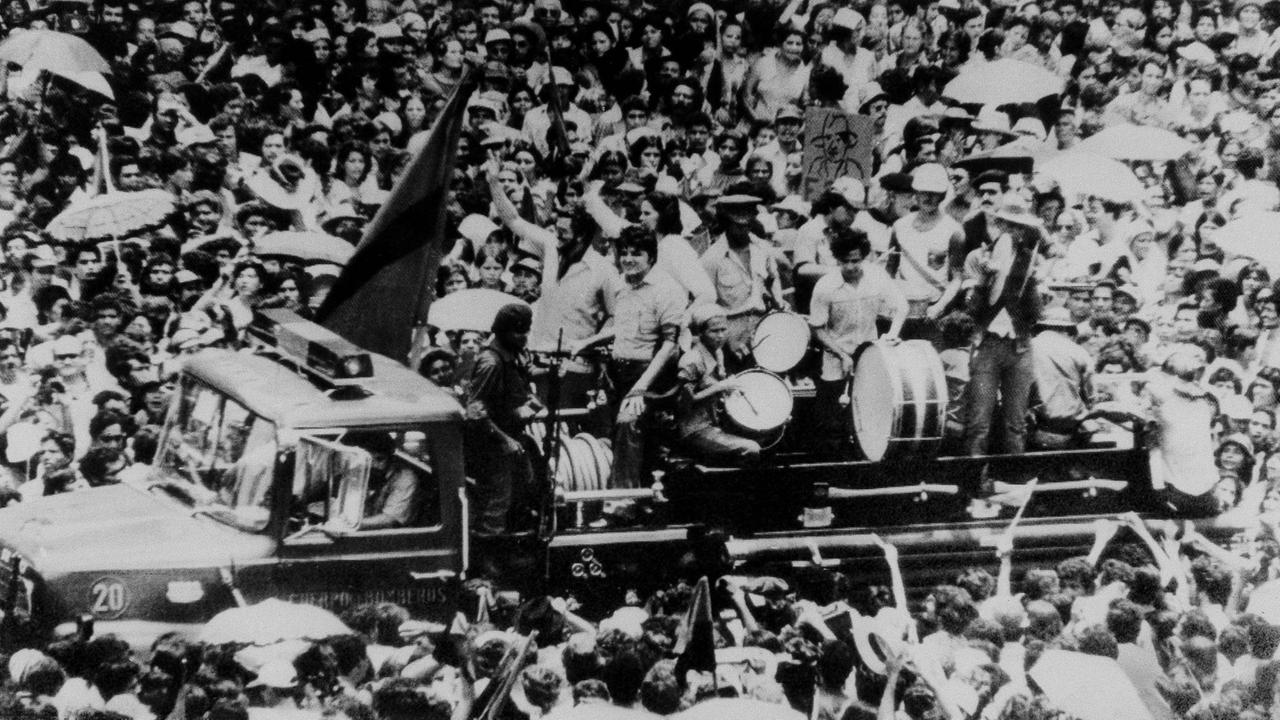 Menschen in Nicaragua feiern den Sieg der Sandinistischen Befreiungsfrontüber den Diktator Anastasio Somoza: Ein Feuerwehrauto bringt Mitglieder der neuen Übergangsregierung zum Nationalpalast in Managua (21 Juli 1979).